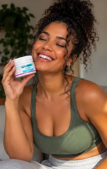 Parceira sorrindo com o Esfoliante Amazolé na mão